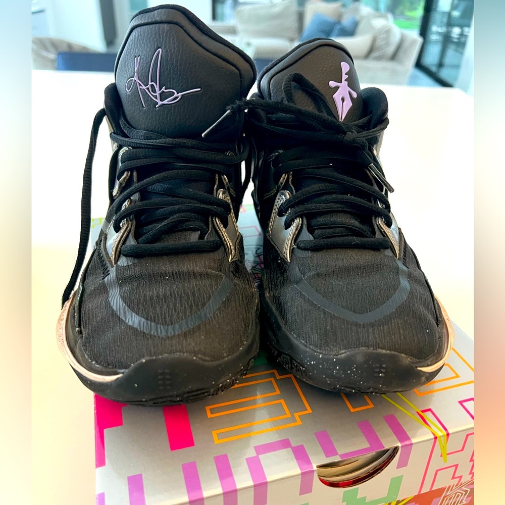 Nike Kyrie Sneakers. Good shape.